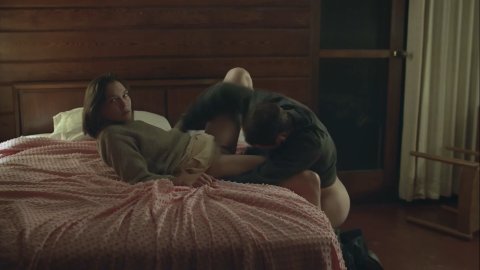 Hannah Gross, Lowell Hutcheson - Fucking Scenes in The Mountain Between Us (2018)