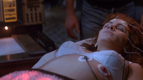 Julia Roberts - Fucking Scenes in Flatliners (1990)